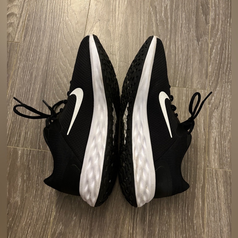 Men’s Size 11 EUC Nike Revolution 6 Next Nature in Black and White